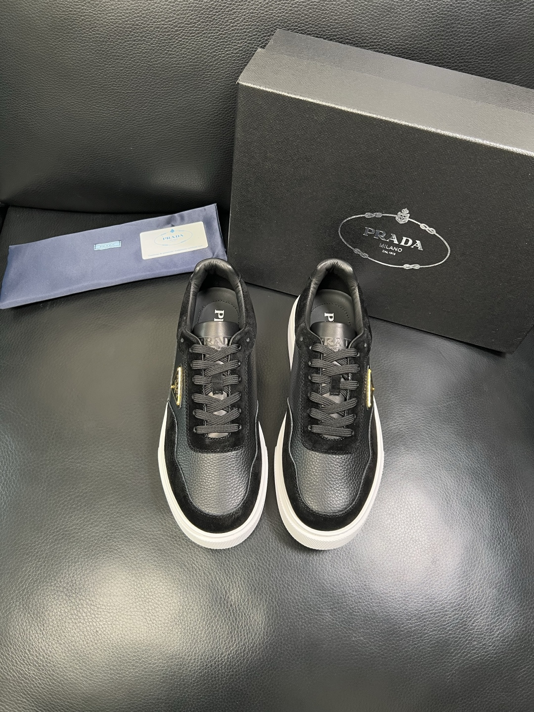 Prada 顶级工艺品，普拉达 专柜同步，原厂配置意大利进口牛皮面料，进口牛皮内里垫，透气舒适，鞋底：原