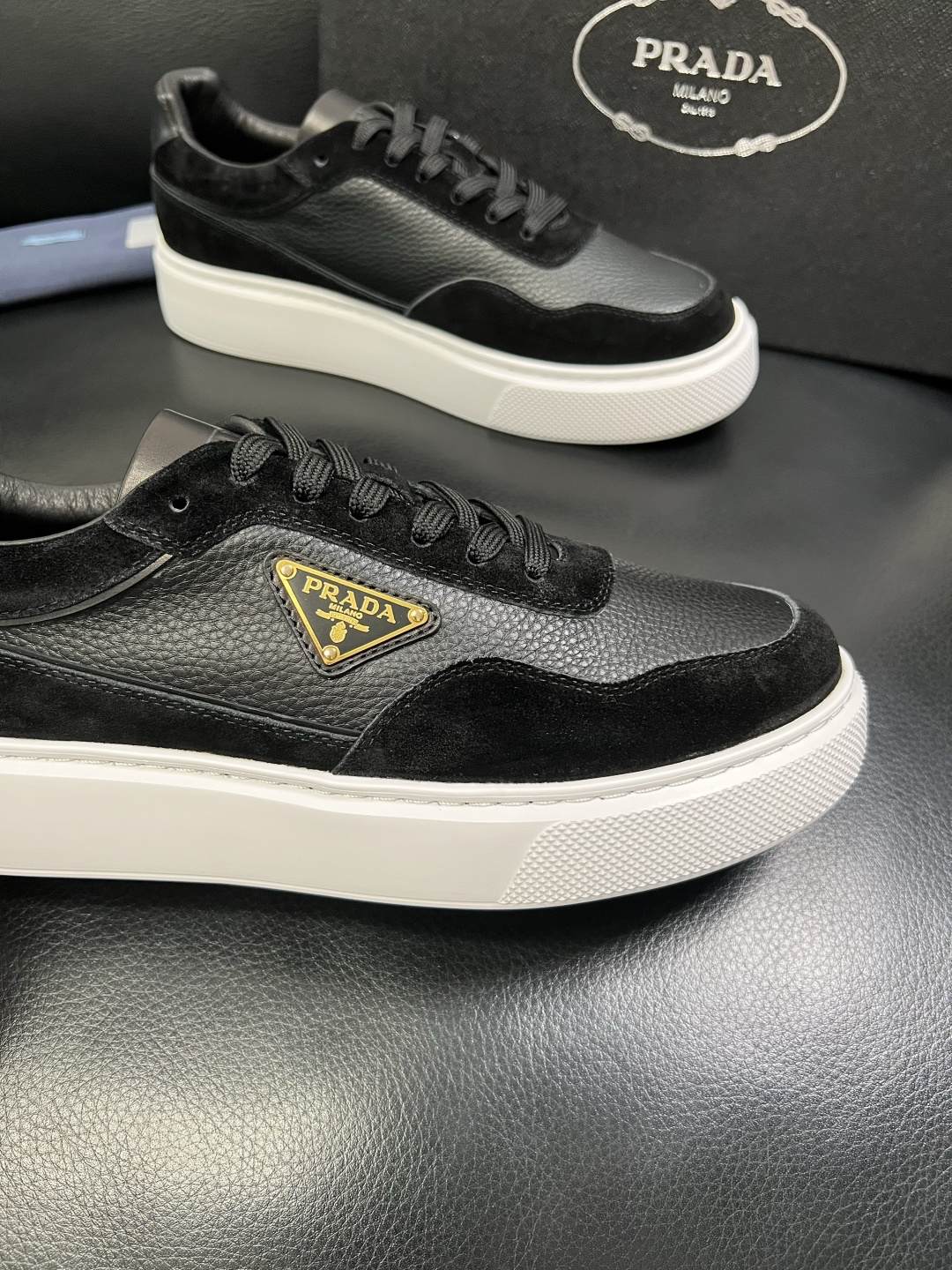 Prada 顶级工艺品，普拉达 专柜同步，原厂配置意大利进口牛皮面料，进口牛皮内里垫，透气舒适，鞋底：原