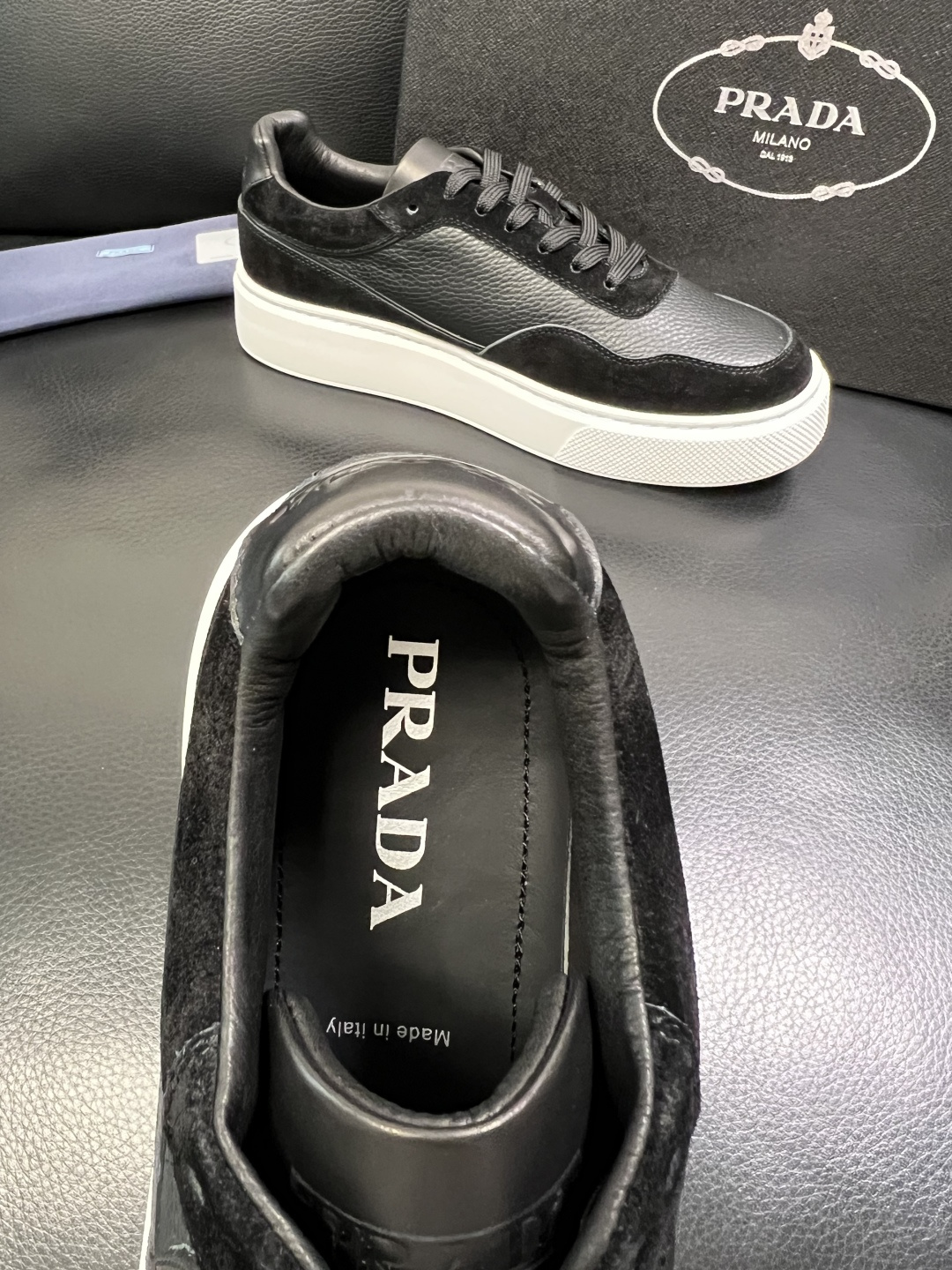 Prada 顶级工艺品，普拉达 专柜同步，原厂配置意大利进口牛皮面料，进口牛皮内里垫，透气舒适，鞋底：原