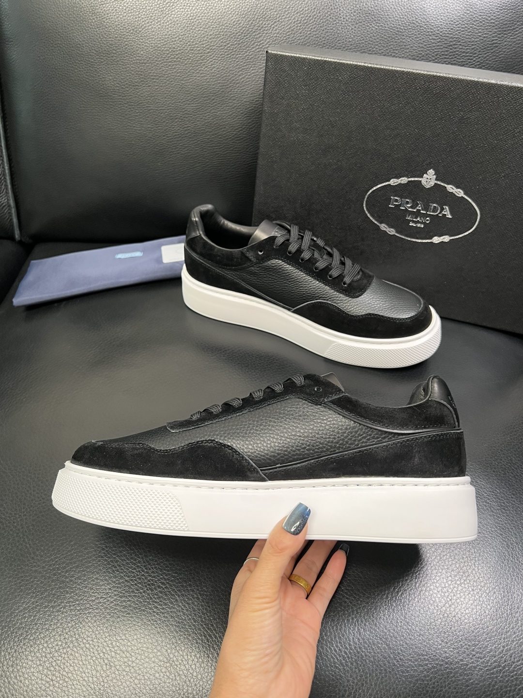 Prada 顶级工艺品，普拉达 专柜同步，原厂配置意大利进口牛皮面料，进口牛皮内里垫，透气舒适，鞋底：原