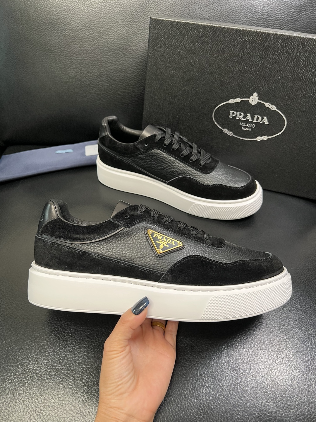 Prada 顶级工艺品，普拉达 专柜同步，原厂配置意大利进口牛皮面料，进口牛皮内里垫，透气舒适，鞋底：原