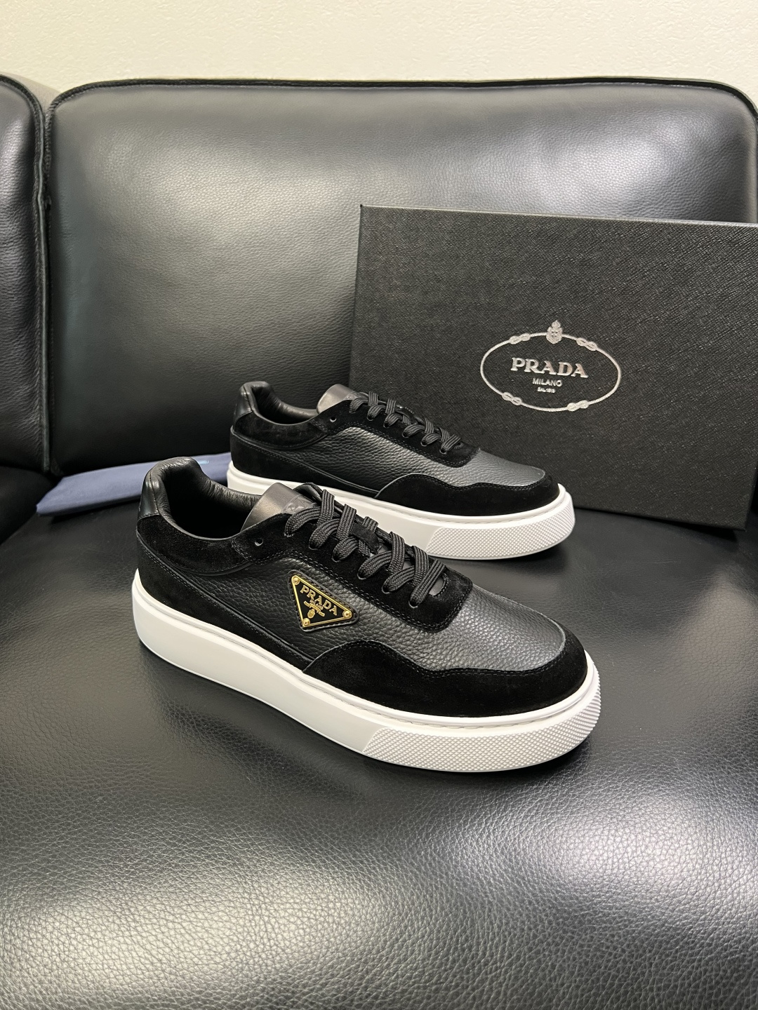 Prada 顶级工艺品，普拉达 专柜同步，原厂配置意大利进口牛皮面料，进口牛皮内里垫，透气舒适，鞋底：原