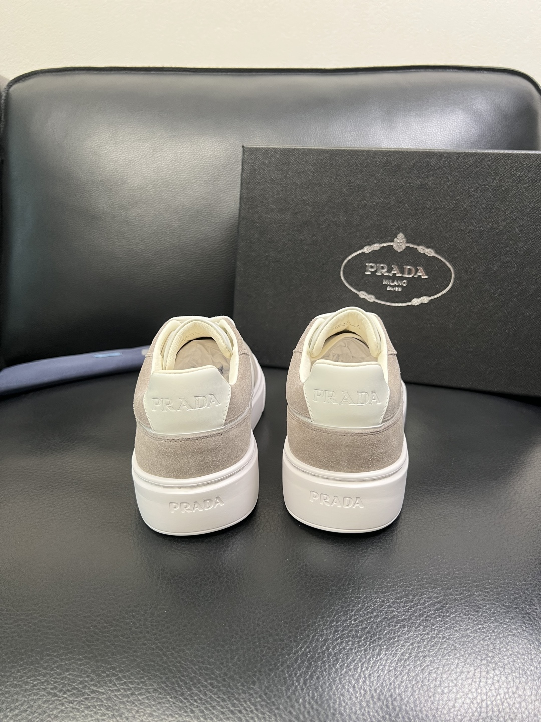 Prada 顶级工艺品，普拉达 专柜同步，原厂配置意大利进口牛皮面料，进口牛皮内里垫，透气舒适，鞋底：原