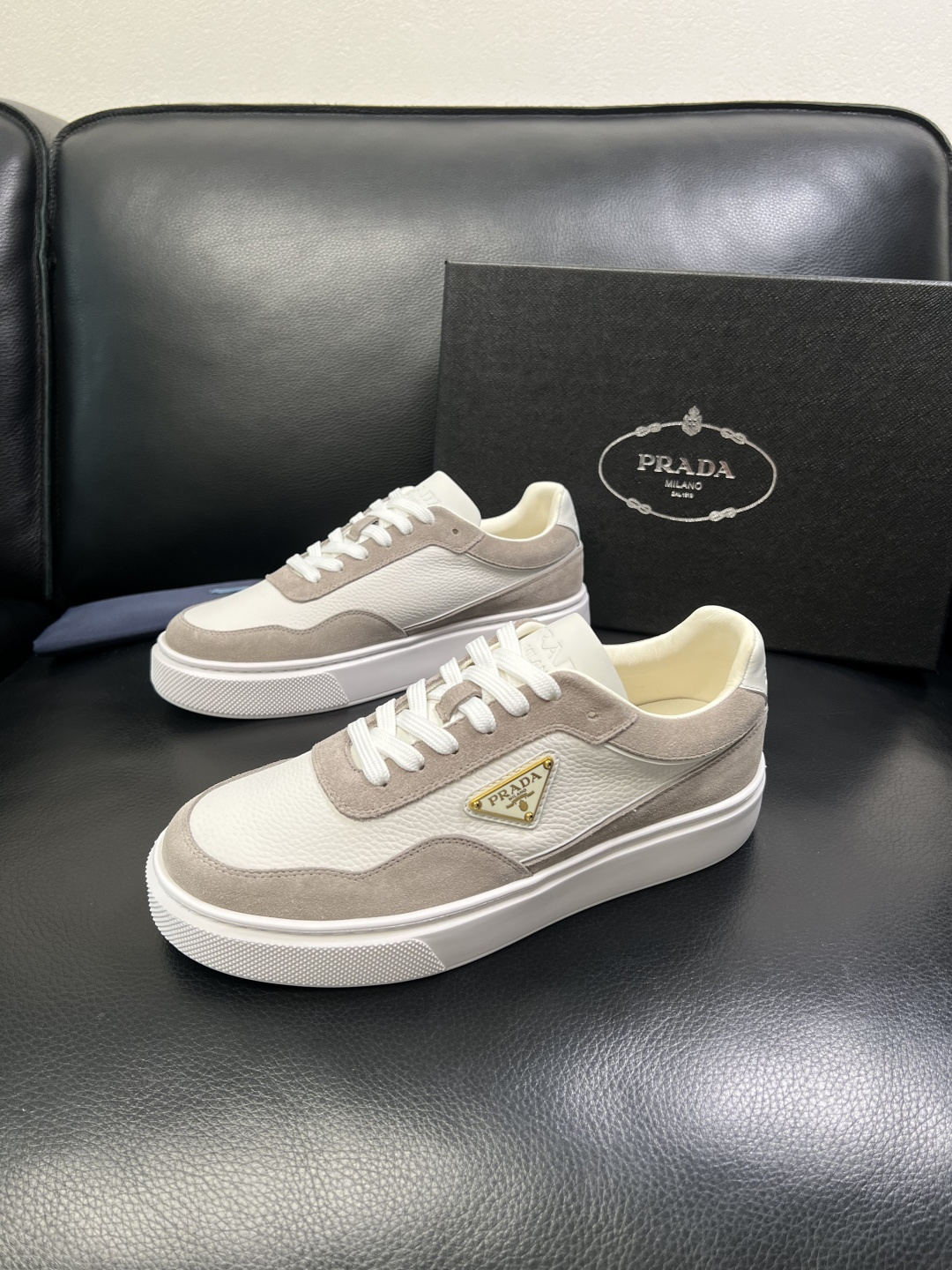 Prada 顶级工艺品，普拉达 专柜同步，原厂配置意大利进口牛皮面料，进口牛皮内里垫，透气舒适，鞋底：原