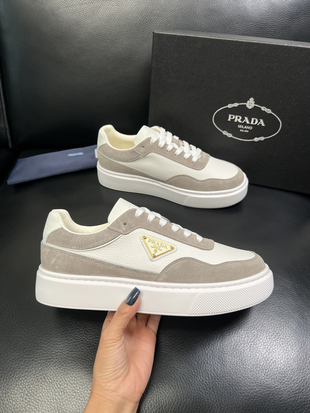 Prada 顶级工艺品，普拉达 专柜同步，原厂配置意大利进口牛皮面料，进口牛皮内里垫，透气舒适，鞋底：原