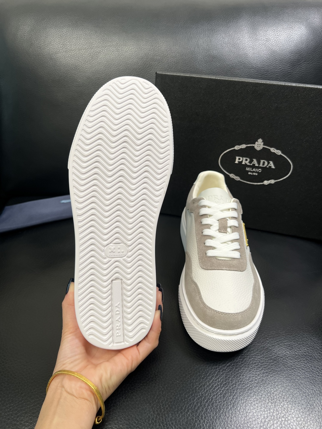 Prada 顶级工艺品，普拉达 专柜同步，原厂配置意大利进口牛皮面料，进口牛皮内里垫，透气舒适，鞋底：原