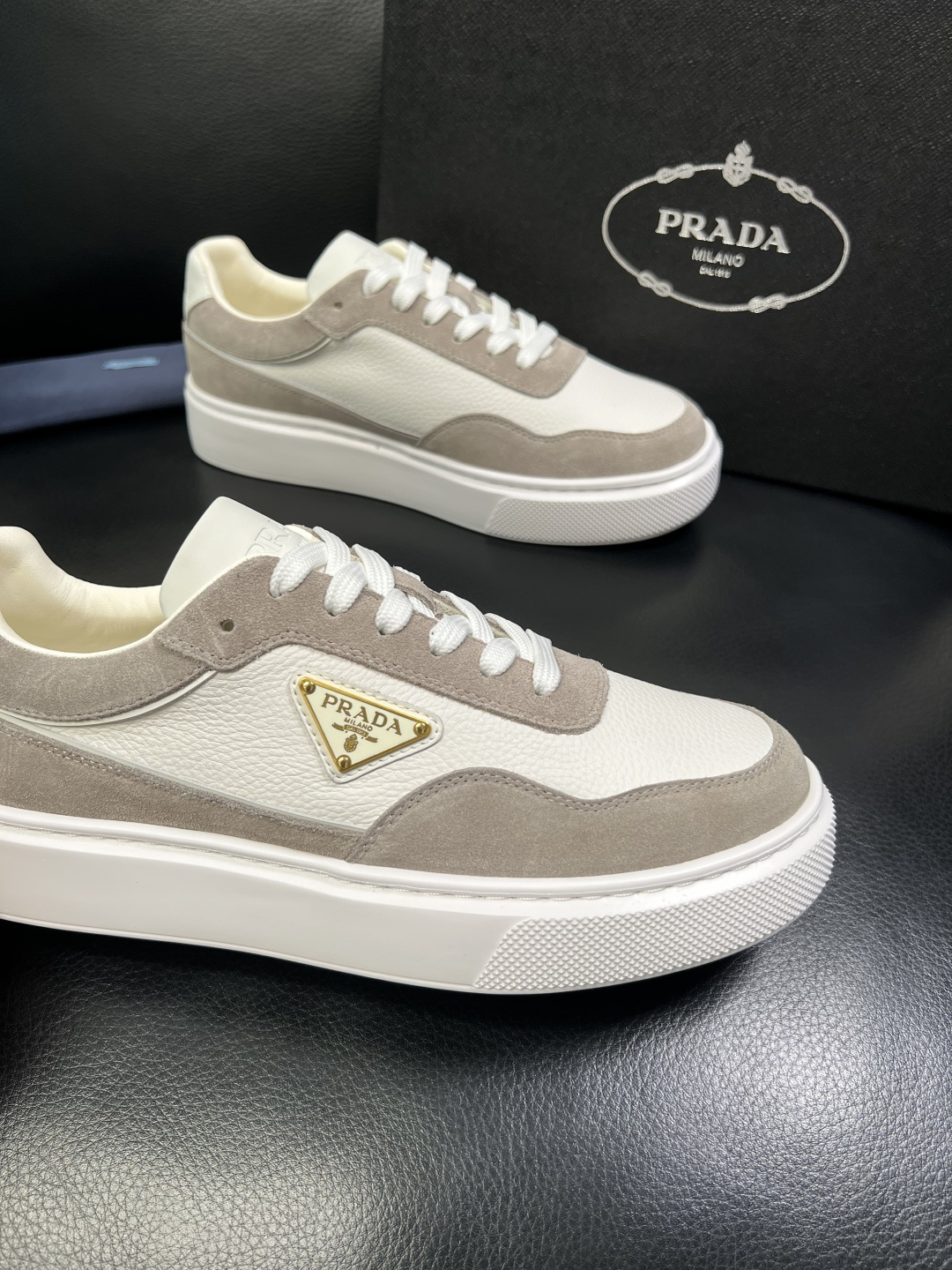 Prada 顶级工艺品，普拉达 专柜同步，原厂配置意大利进口牛皮面料，进口牛皮内里垫，透气舒适，鞋底：原
