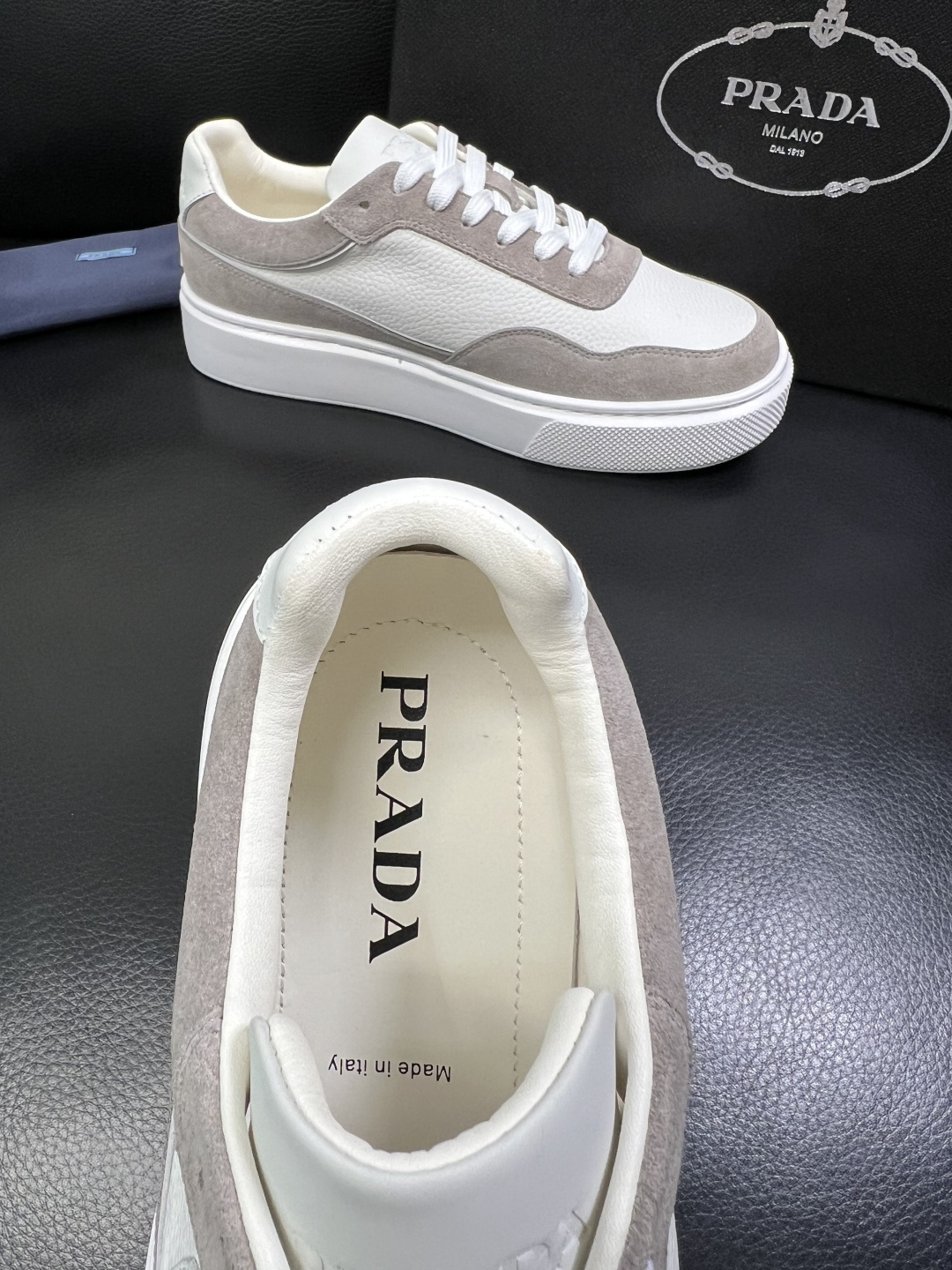 Prada 顶级工艺品，普拉达 专柜同步，原厂配置意大利进口牛皮面料，进口牛皮内里垫，透气舒适，鞋底：原