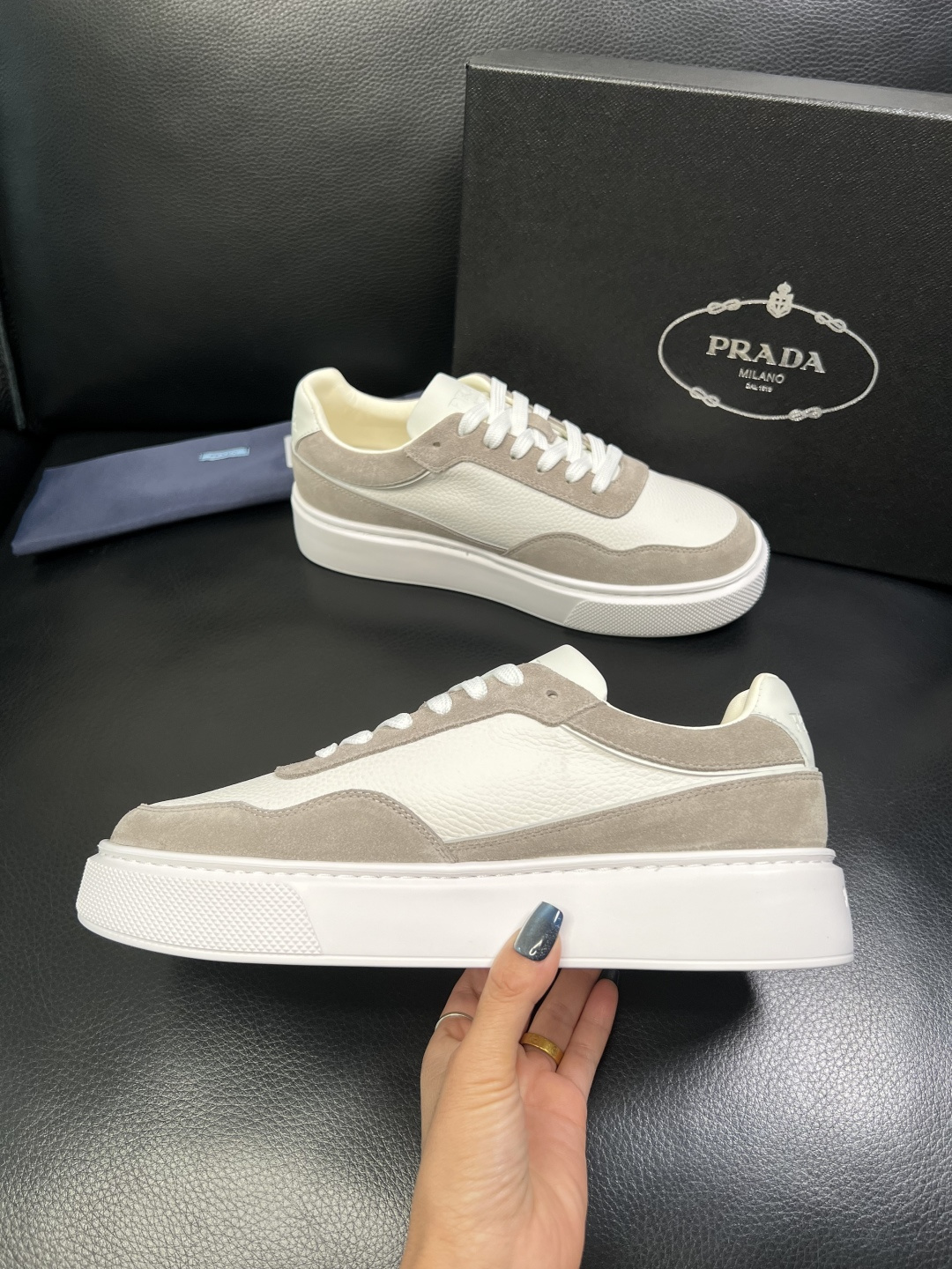 Prada 顶级工艺品，普拉达 专柜同步，原厂配置意大利进口牛皮面料，进口牛皮内里垫，透气舒适，鞋底：原