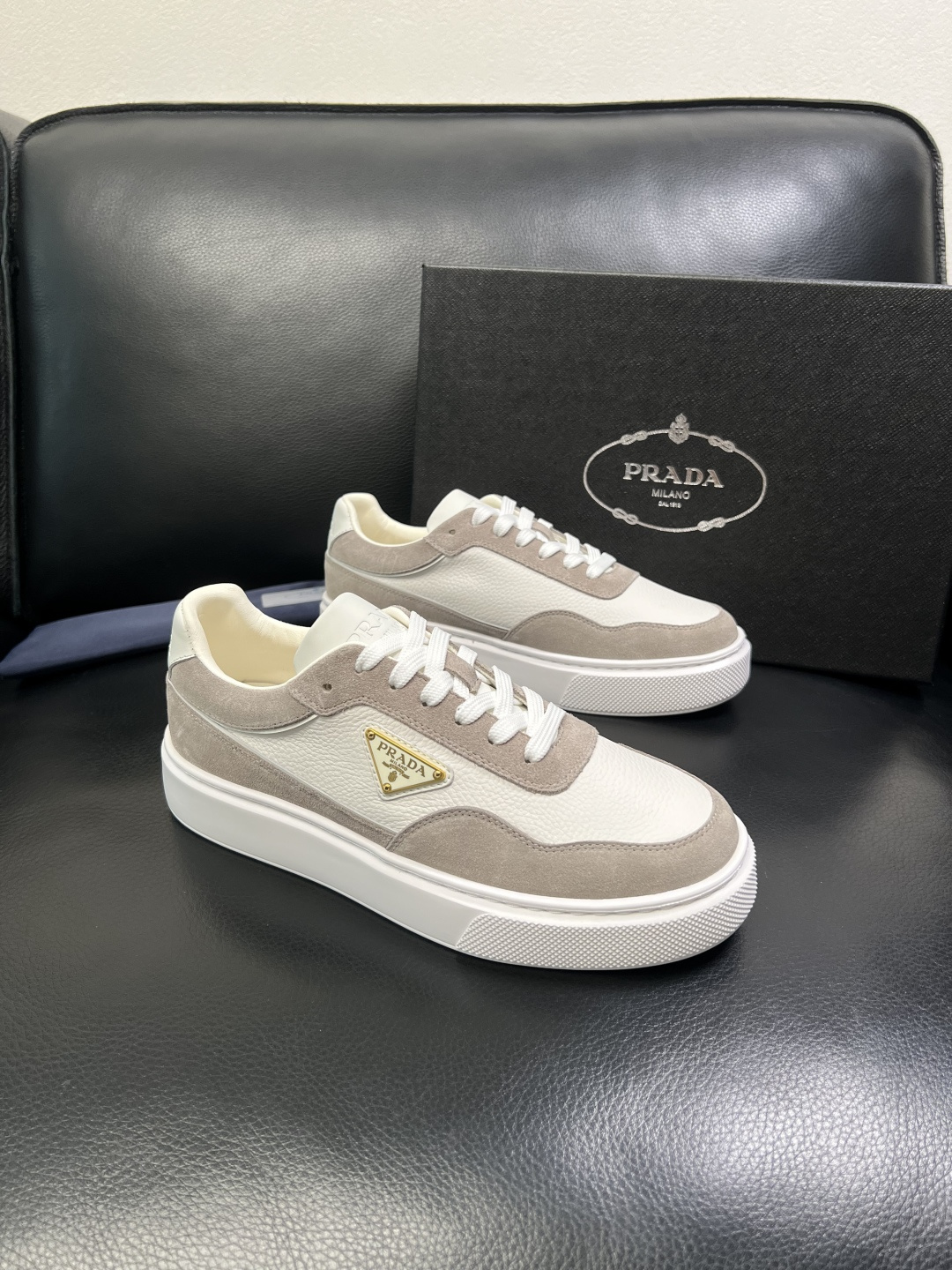 Prada 顶级工艺品，普拉达 专柜同步，原厂配置意大利进口牛皮面料，进口牛皮内里垫，透气舒适，鞋底：原