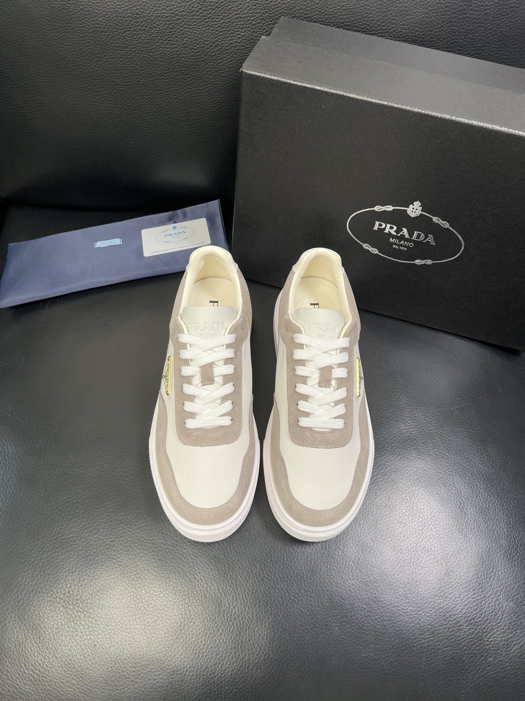 Prada 顶级工艺品，普拉达 专柜同步，原厂配置意大利进口牛皮面料，进口牛皮内里垫，透气舒适，鞋底：原