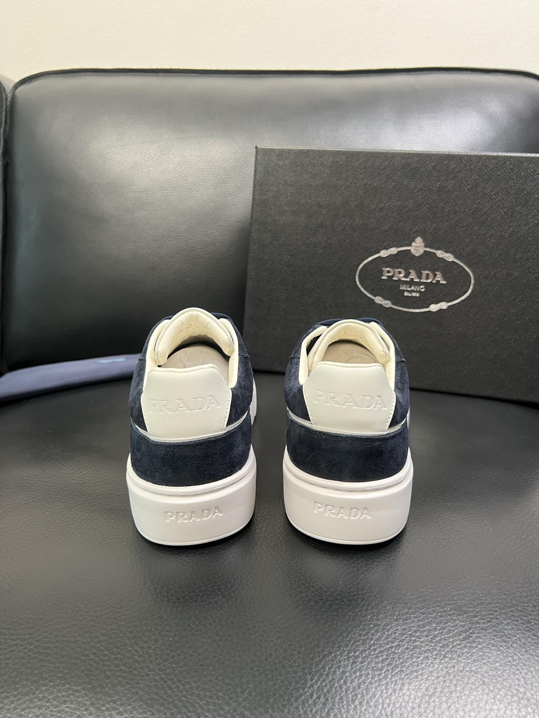 Prada 顶级工艺品，普拉达 专柜同步，原厂配置意大利进口牛皮面料，进口牛皮内里垫，透气舒适，鞋底：原