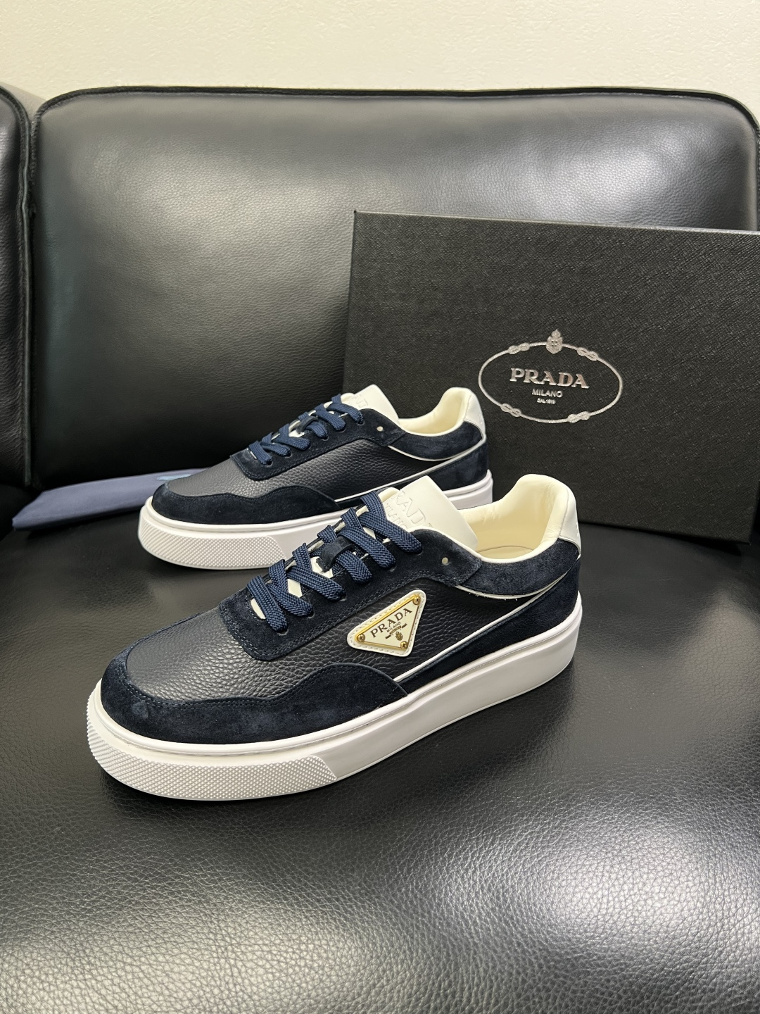 Prada 顶级工艺品，普拉达 专柜同步，原厂配置意大利进口牛皮面料，进口牛皮内里垫，透气舒适，鞋底：原