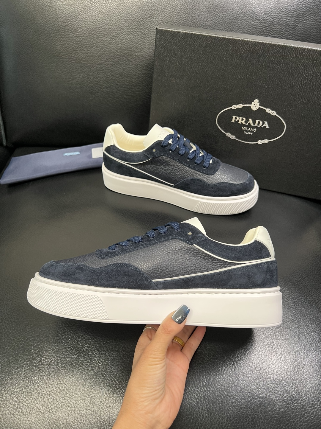 Prada 顶级工艺品，普拉达 专柜同步，原厂配置意大利进口牛皮面料，进口牛皮内里垫，透气舒适，鞋底：原