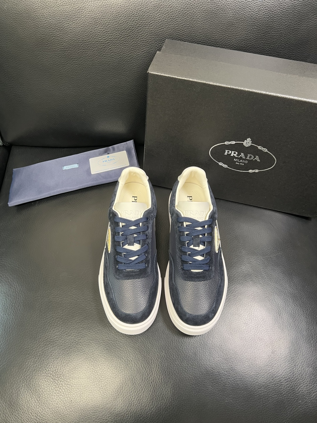 Prada 顶级工艺品，普拉达 专柜同步，原厂配置意大利进口牛皮面料，进口牛皮内里垫，透气舒适，鞋底：原