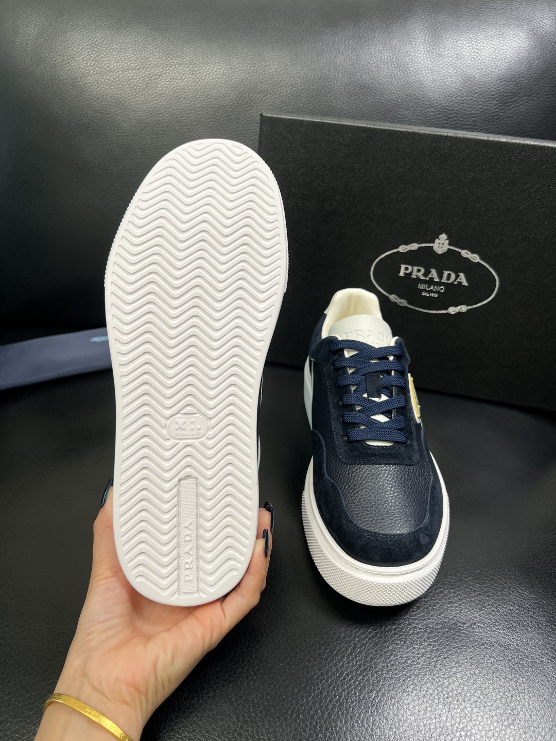 Prada 顶级工艺品，普拉达 专柜同步，原厂配置意大利进口牛皮面料，进口牛皮内里垫，透气舒适，鞋底：原