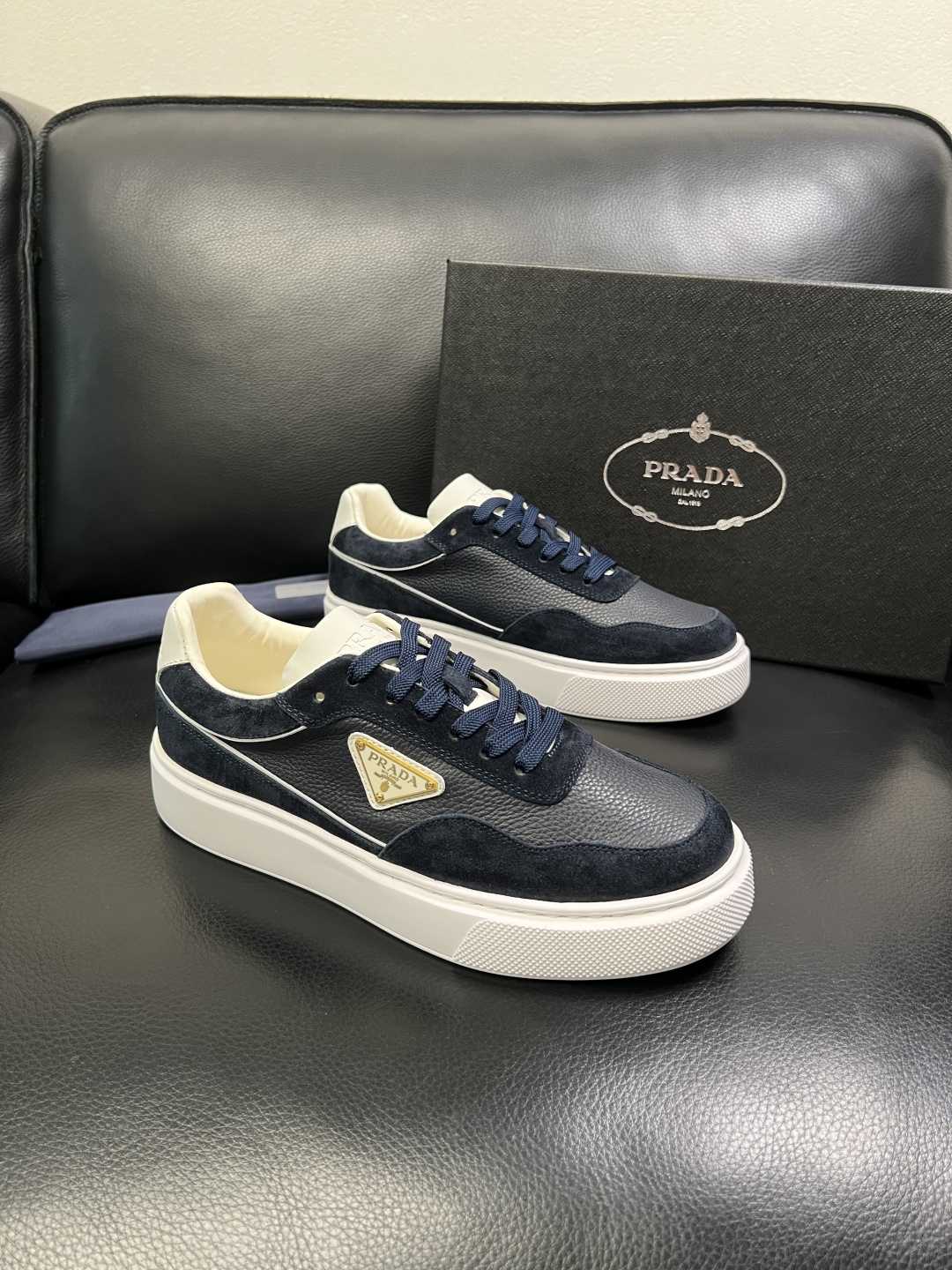 Prada 顶级工艺品，普拉达 专柜同步，原厂配置意大利进口牛皮面料，进口牛皮内里垫，透气舒适，鞋底：原