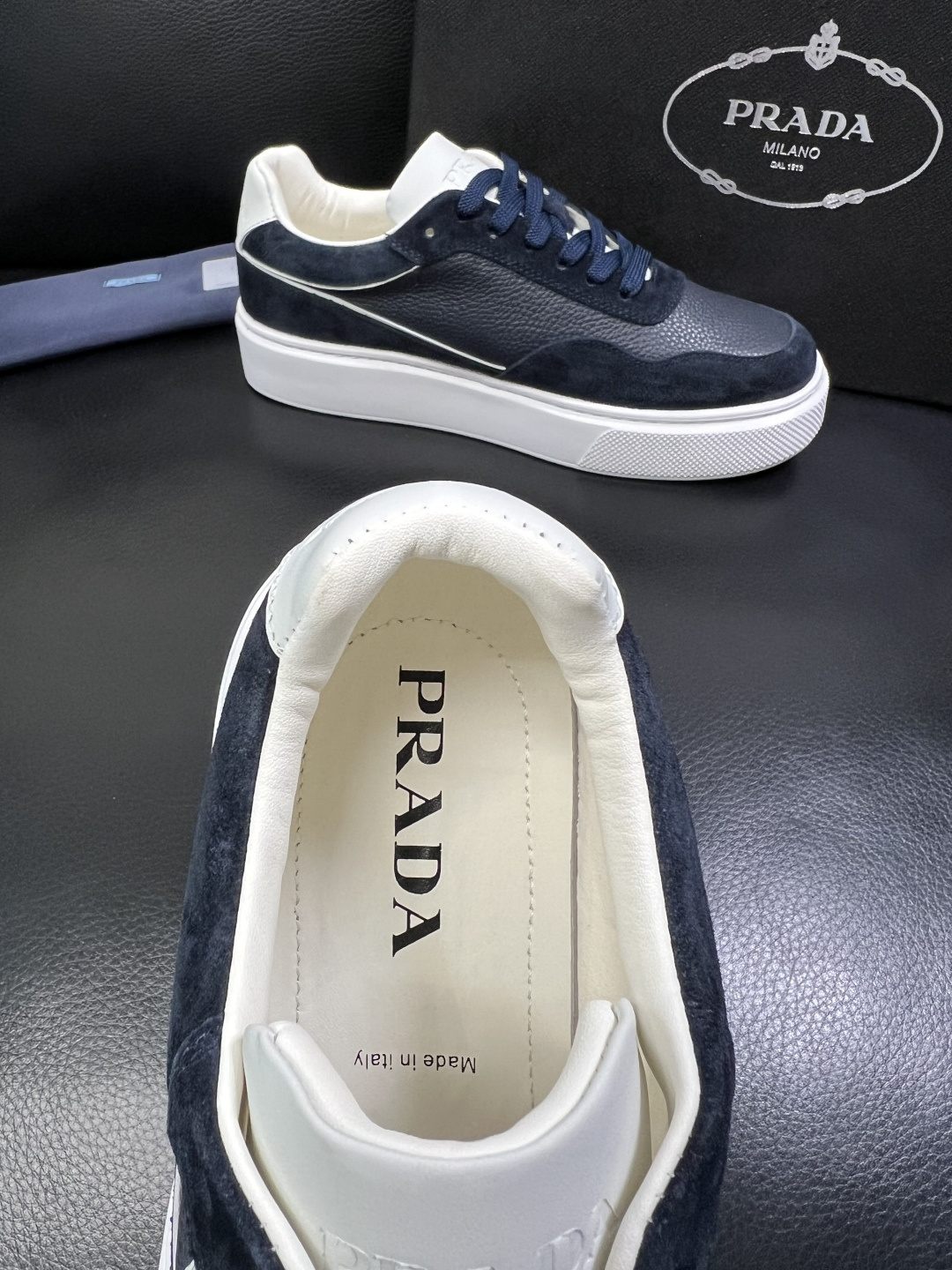 Prada 顶级工艺品，普拉达 专柜同步，原厂配置意大利进口牛皮面料，进口牛皮内里垫，透气舒适，鞋底：原