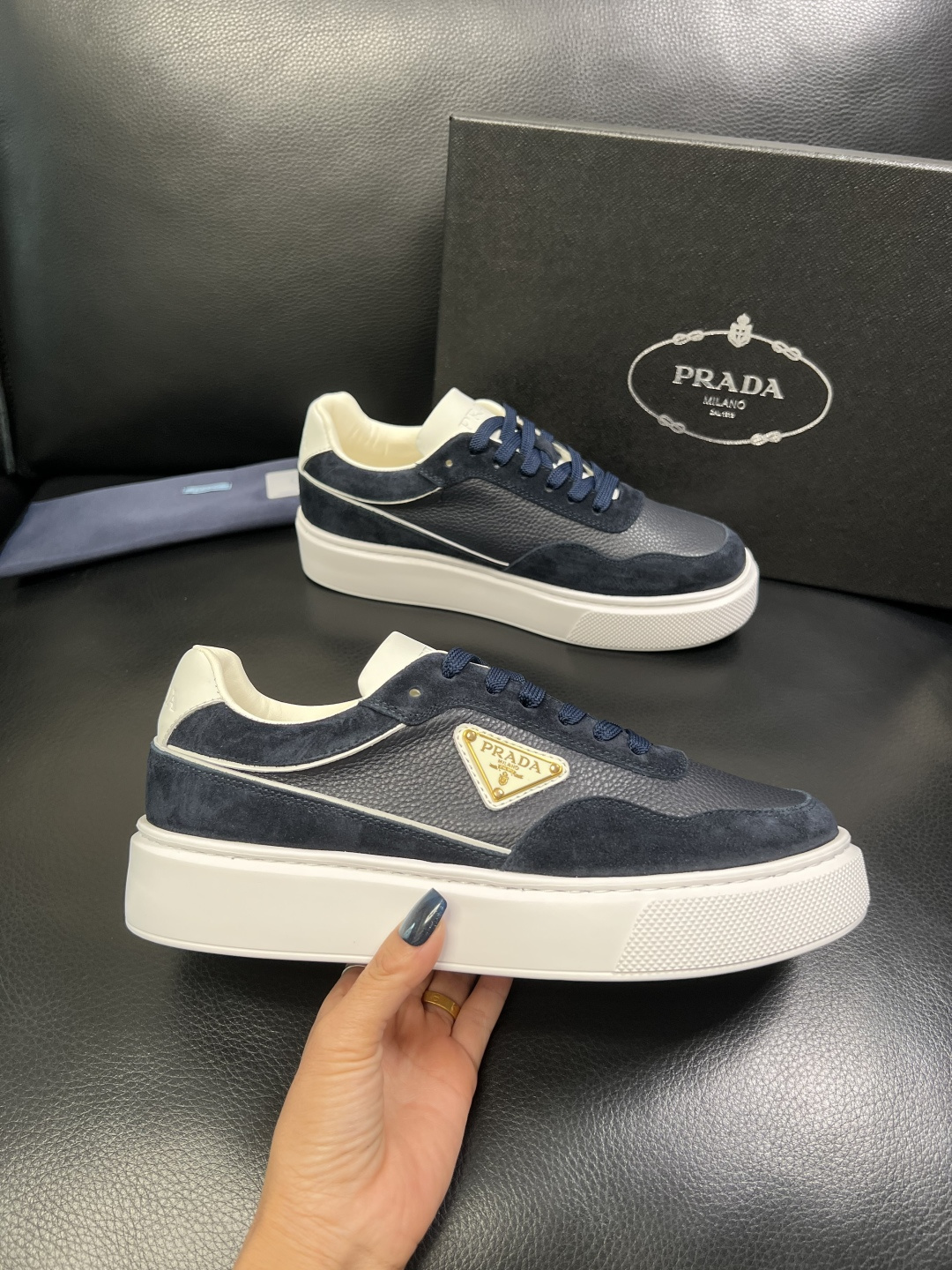 Prada 顶级工艺品，普拉达 专柜同步，原厂配置意大利进口牛皮面料，进口牛皮内里垫，透气舒适，鞋底：原