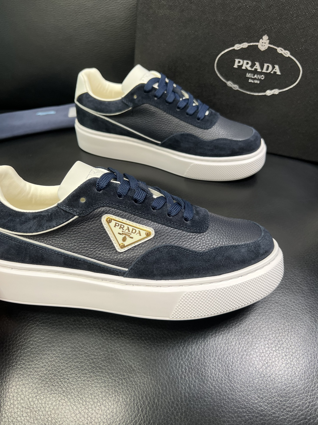 Prada 顶级工艺品，普拉达 专柜同步，原厂配置意大利进口牛皮面料，进口牛皮内里垫，透气舒适，鞋底：原