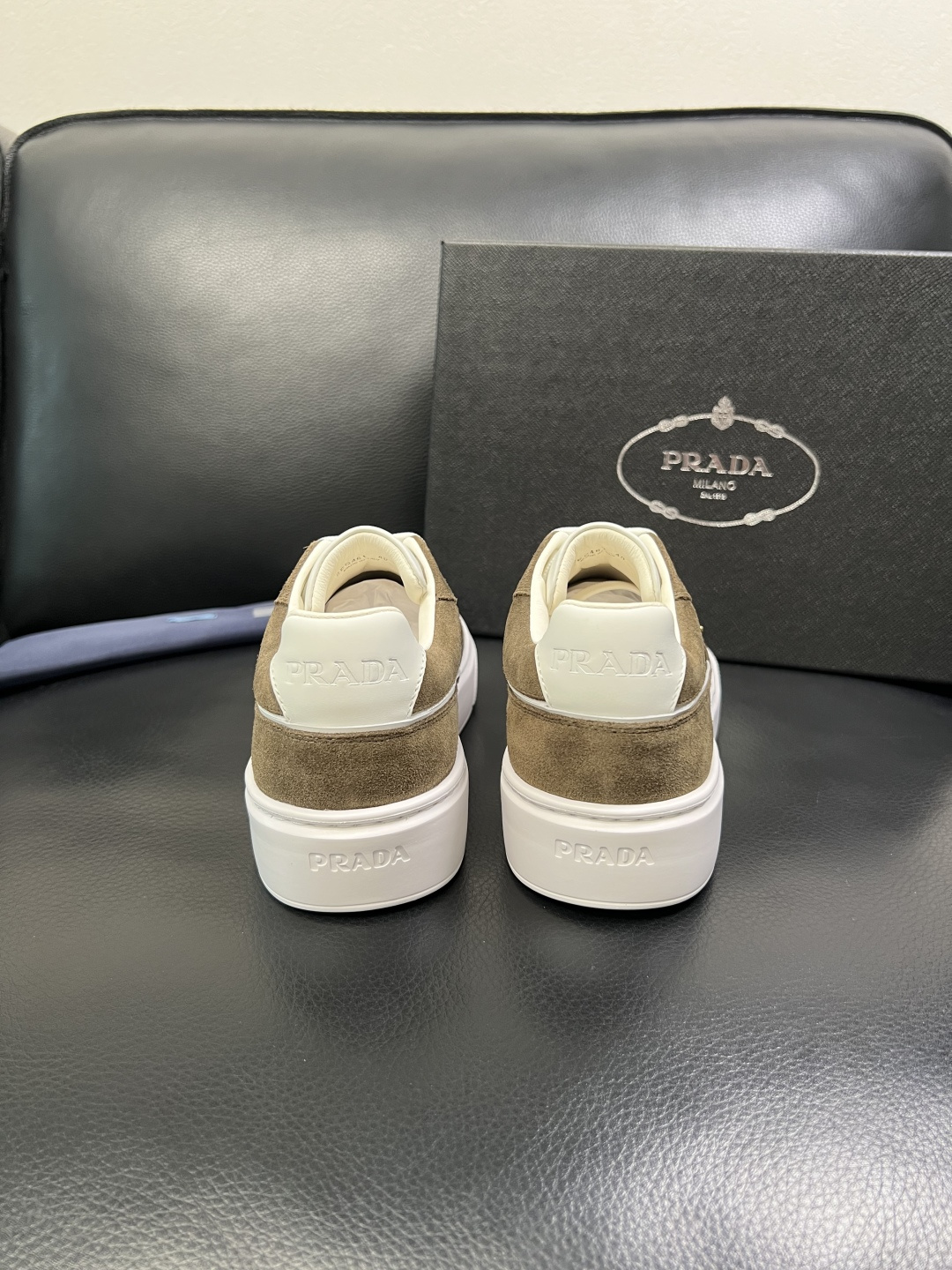 Prada 顶级工艺品，普拉达 专柜同步，原厂配置意大利进口牛皮面料，进口牛皮内里垫，透气舒适，鞋底：原