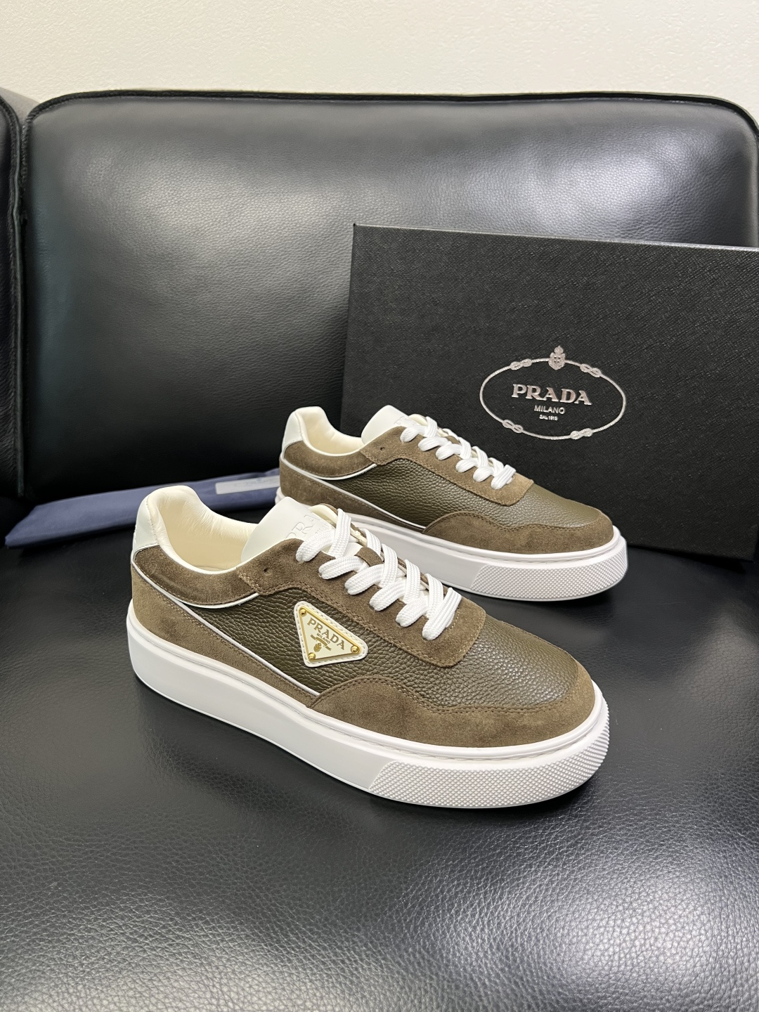 Prada 顶级工艺品，普拉达 专柜同步，原厂配置意大利进口牛皮面料，进口牛皮内里垫，透气舒适，鞋底：原