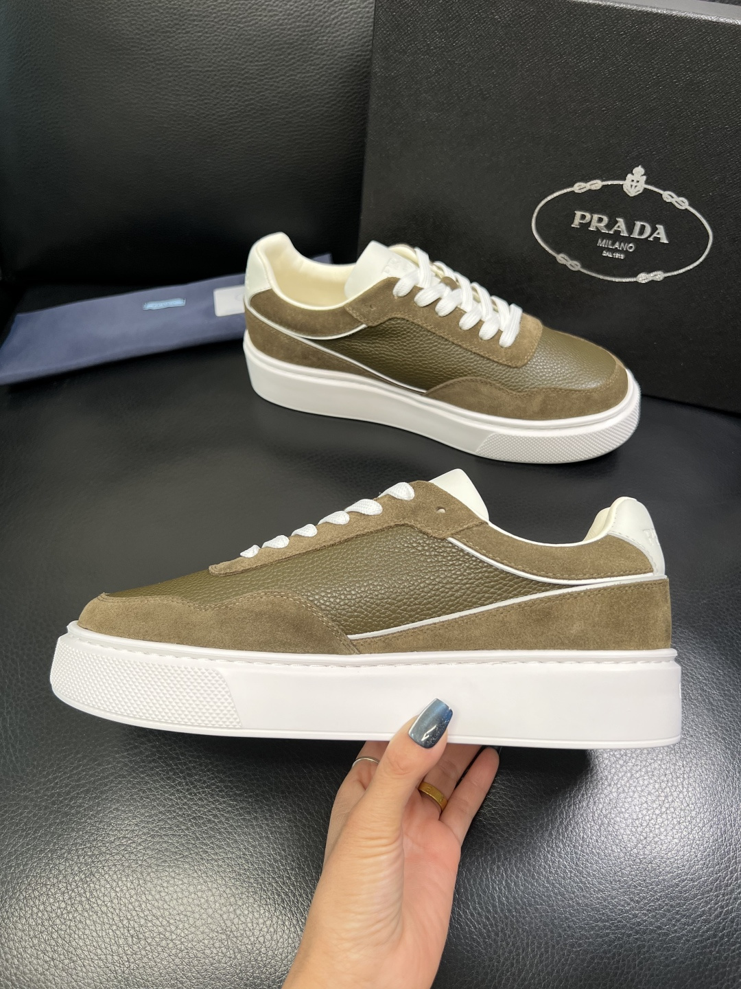 Prada 顶级工艺品，普拉达 专柜同步，原厂配置意大利进口牛皮面料，进口牛皮内里垫，透气舒适，鞋底：原