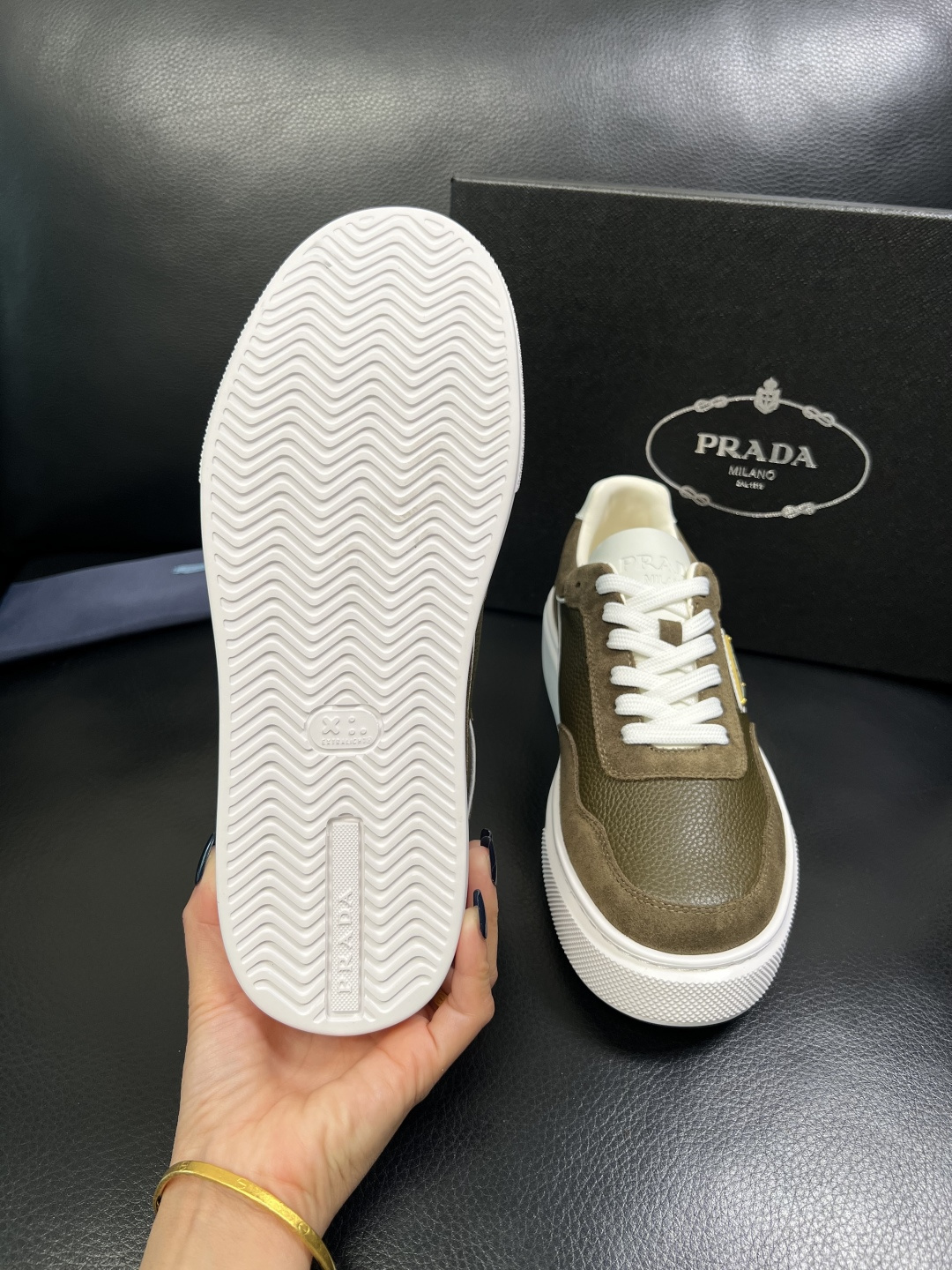 Prada 顶级工艺品，普拉达 专柜同步，原厂配置意大利进口牛皮面料，进口牛皮内里垫，透气舒适，鞋底：原