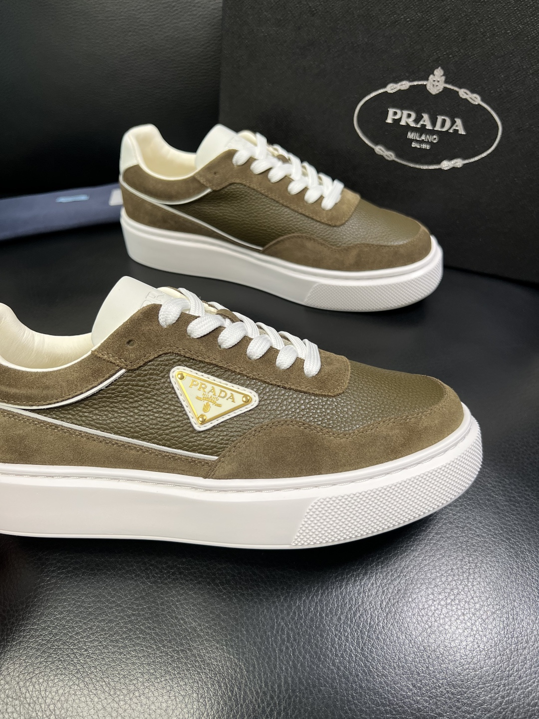 Prada 顶级工艺品，普拉达 专柜同步，原厂配置意大利进口牛皮面料，进口牛皮内里垫，透气舒适，鞋底：原