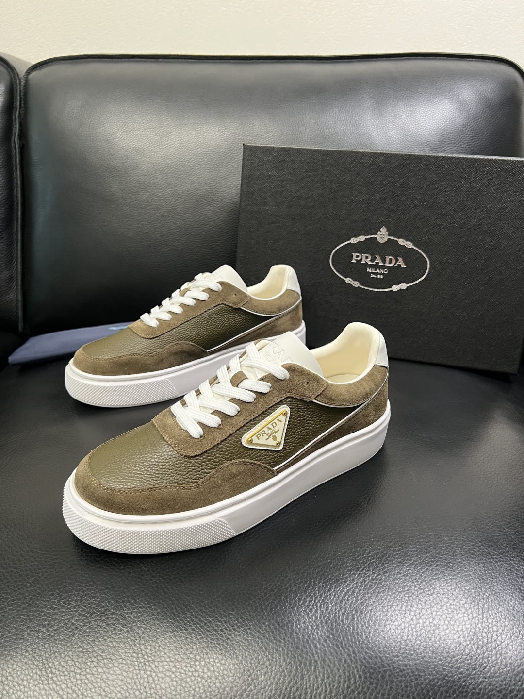 Prada 顶级工艺品，普拉达 专柜同步，原厂配置意大利进口牛皮面料，进口牛皮内里垫，透气舒适，鞋底：原