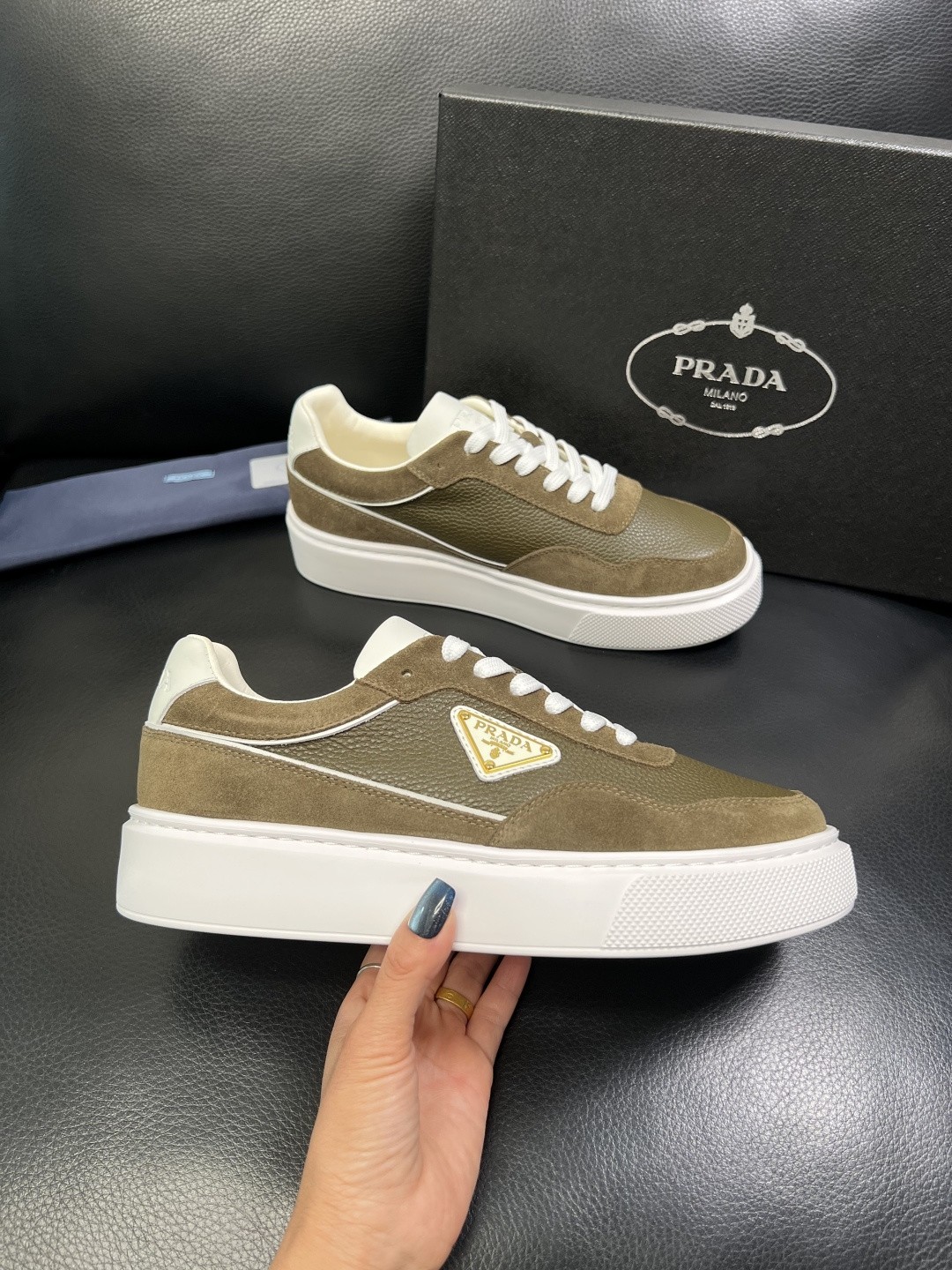 Prada 顶级工艺品，普拉达 专柜同步，原厂配置意大利进口牛皮面料，进口牛皮内里垫，透气舒适，鞋底：原