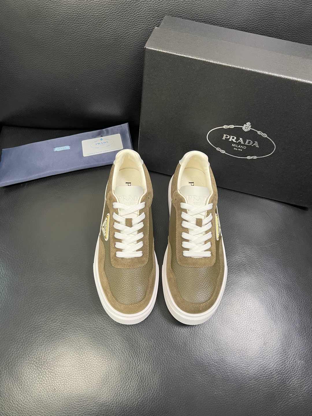 Prada 顶级工艺品，普拉达 专柜同步，原厂配置意大利进口牛皮面料，进口牛皮内里垫，透气舒适，鞋底：原