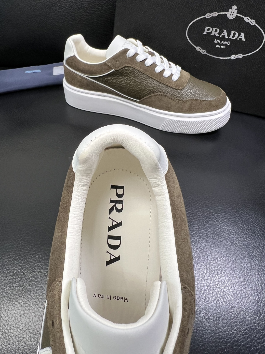 Prada 顶级工艺品，普拉达 专柜同步，原厂配置意大利进口牛皮面料，进口牛皮内里垫，透气舒适，鞋底：原