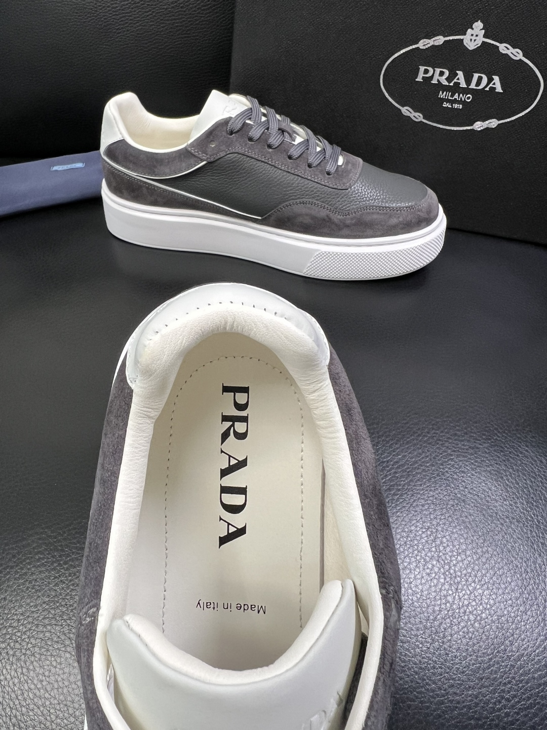 Prada 顶级工艺品，普拉达 专柜同步，原厂配置意大利进口牛皮面料，进口牛皮内里垫，透气舒适，鞋底：原