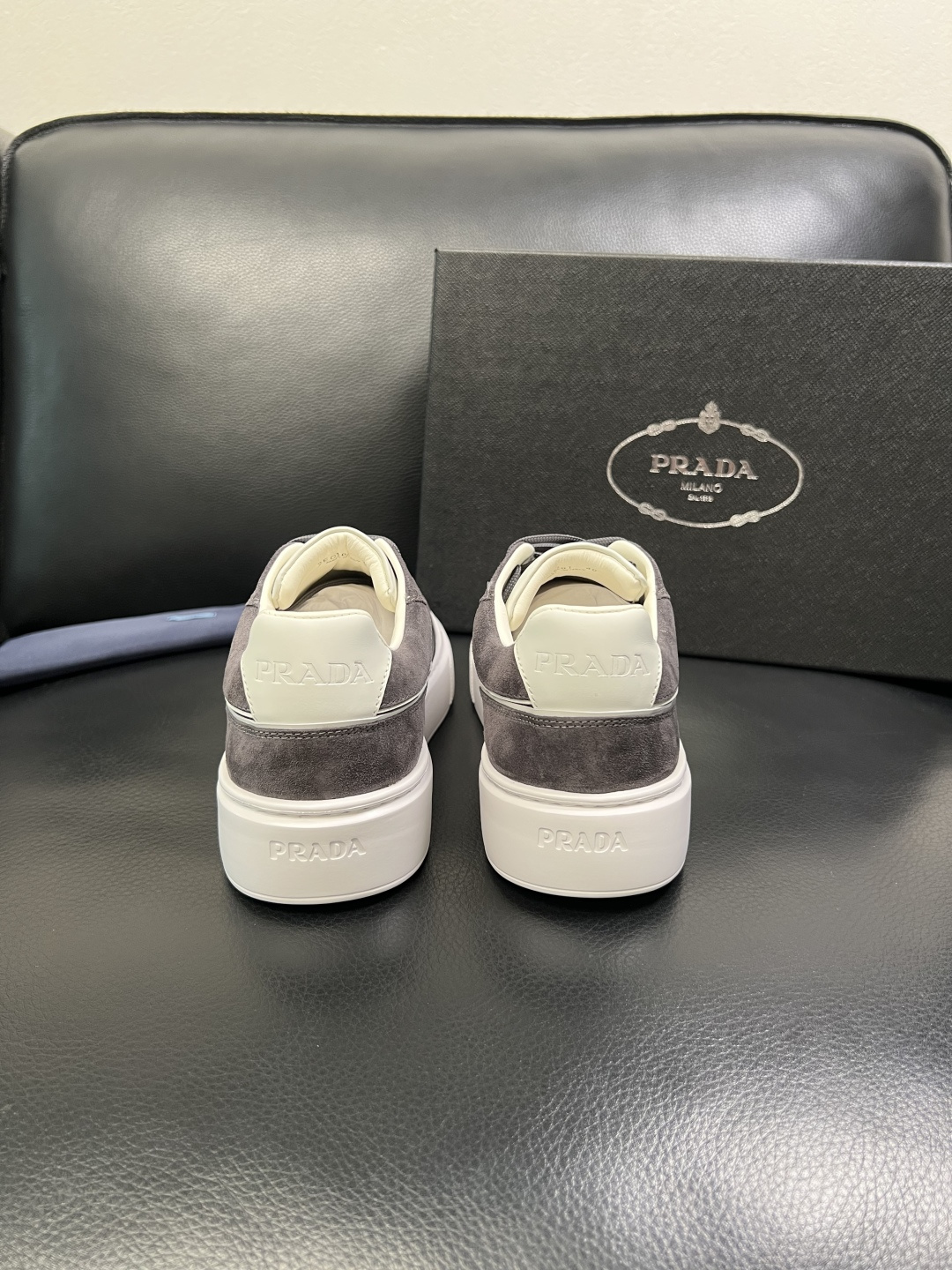 Prada 顶级工艺品，普拉达 专柜同步，原厂配置意大利进口牛皮面料，进口牛皮内里垫，透气舒适，鞋底：原