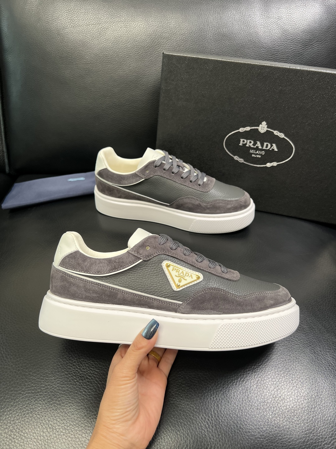 Prada 顶级工艺品，普拉达 专柜同步，原厂配置意大利进口牛皮面料，进口牛皮内里垫，透气舒适，鞋底：原