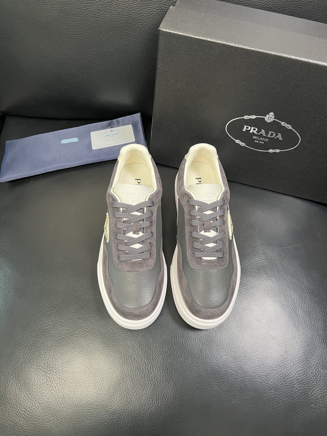 Prada 顶级工艺品，普拉达 专柜同步，原厂配置意大利进口牛皮面料，进口牛皮内里垫，透气舒适，鞋底：原