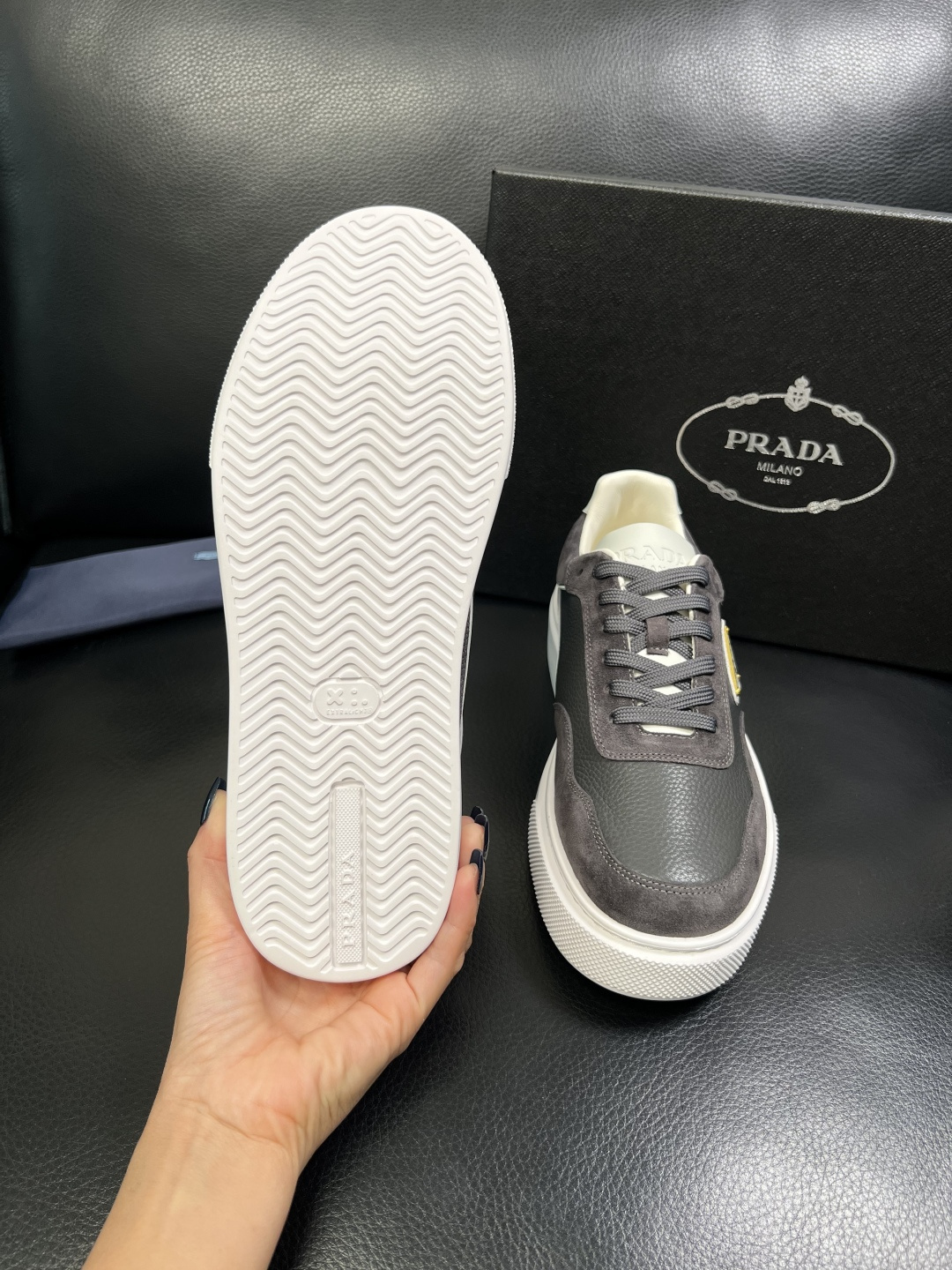 Prada 顶级工艺品，普拉达 专柜同步，原厂配置意大利进口牛皮面料，进口牛皮内里垫，透气舒适，鞋底：原