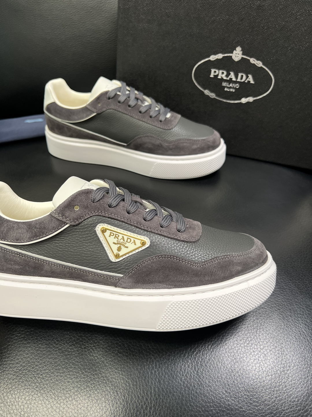 Prada 顶级工艺品，普拉达 专柜同步，原厂配置意大利进口牛皮面料，进口牛皮内里垫，透气舒适，鞋底：原