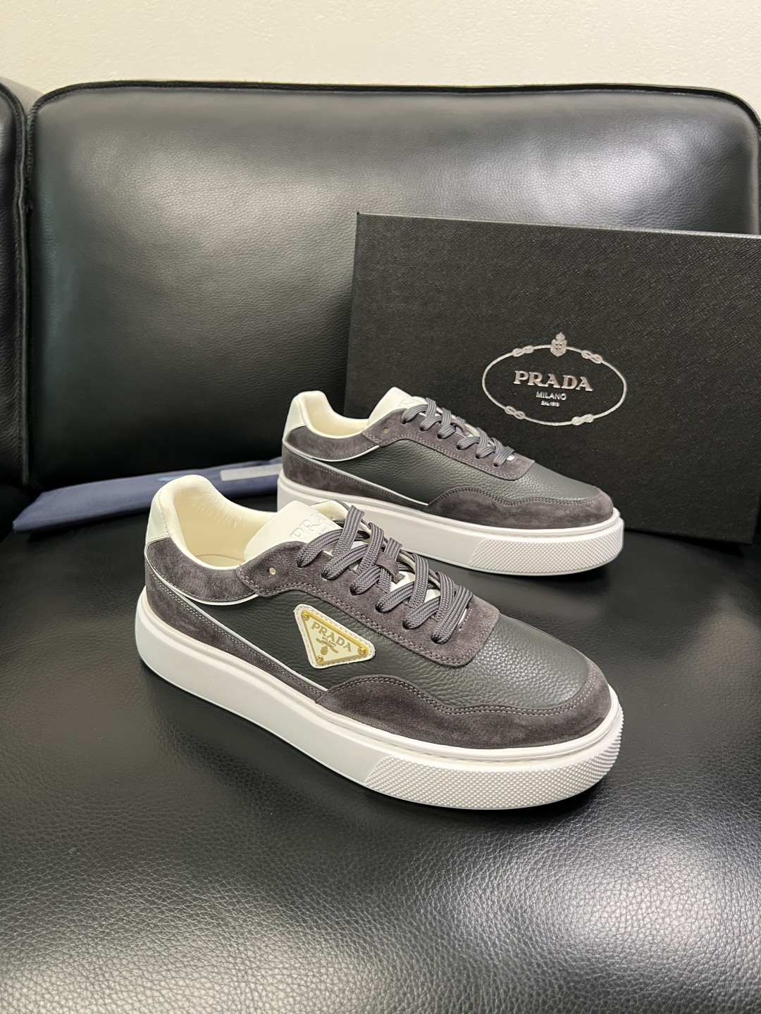 Prada 顶级工艺品，普拉达 专柜同步，原厂配置意大利进口牛皮面料，进口牛皮内里垫，透气舒适，鞋底：原