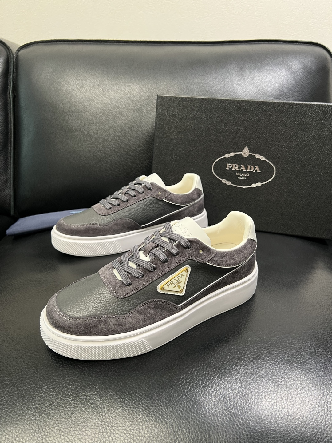 Prada 顶级工艺品，普拉达 专柜同步，原厂配置意大利进口牛皮面料，进口牛皮内里垫，透气舒适，鞋底：原