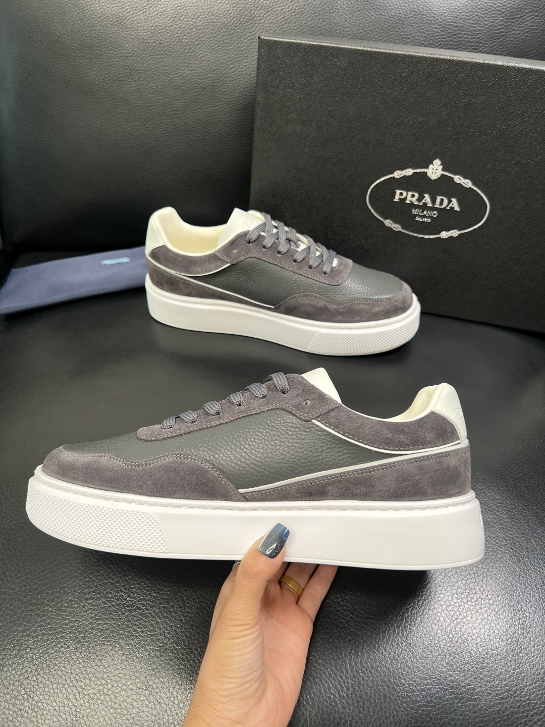 Prada 顶级工艺品，普拉达 专柜同步，原厂配置意大利进口牛皮面料，进口牛皮内里垫，透气舒适，鞋底：原