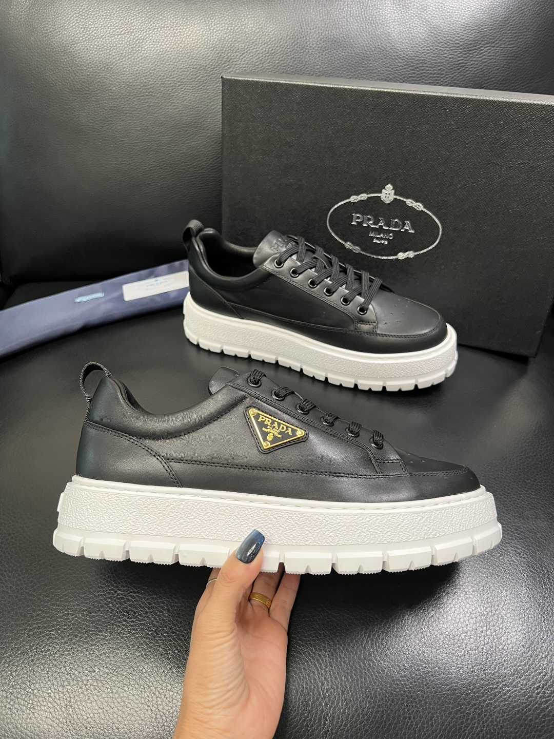 Prada 顶级工艺品，普拉达 专柜同步，原厂配置意大利进口牛皮面料，进口牛皮内里垫，透气舒适，鞋底：原