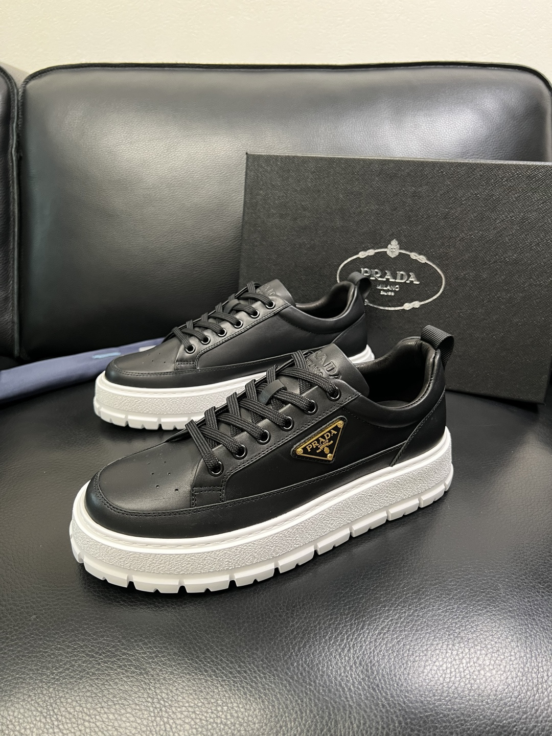 Prada 顶级工艺品，普拉达 专柜同步，原厂配置意大利进口牛皮面料，进口牛皮内里垫，透气舒适，鞋底：原