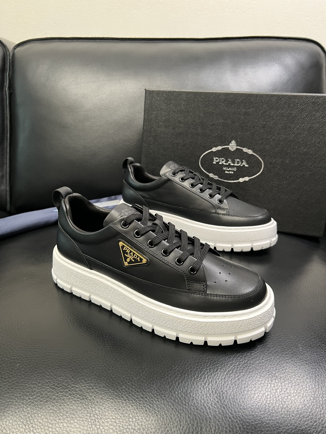 Prada 顶级工艺品，普拉达 专柜同步，原厂配置意大利进口牛皮面料，进口牛皮内里垫，透气舒适，鞋底：原