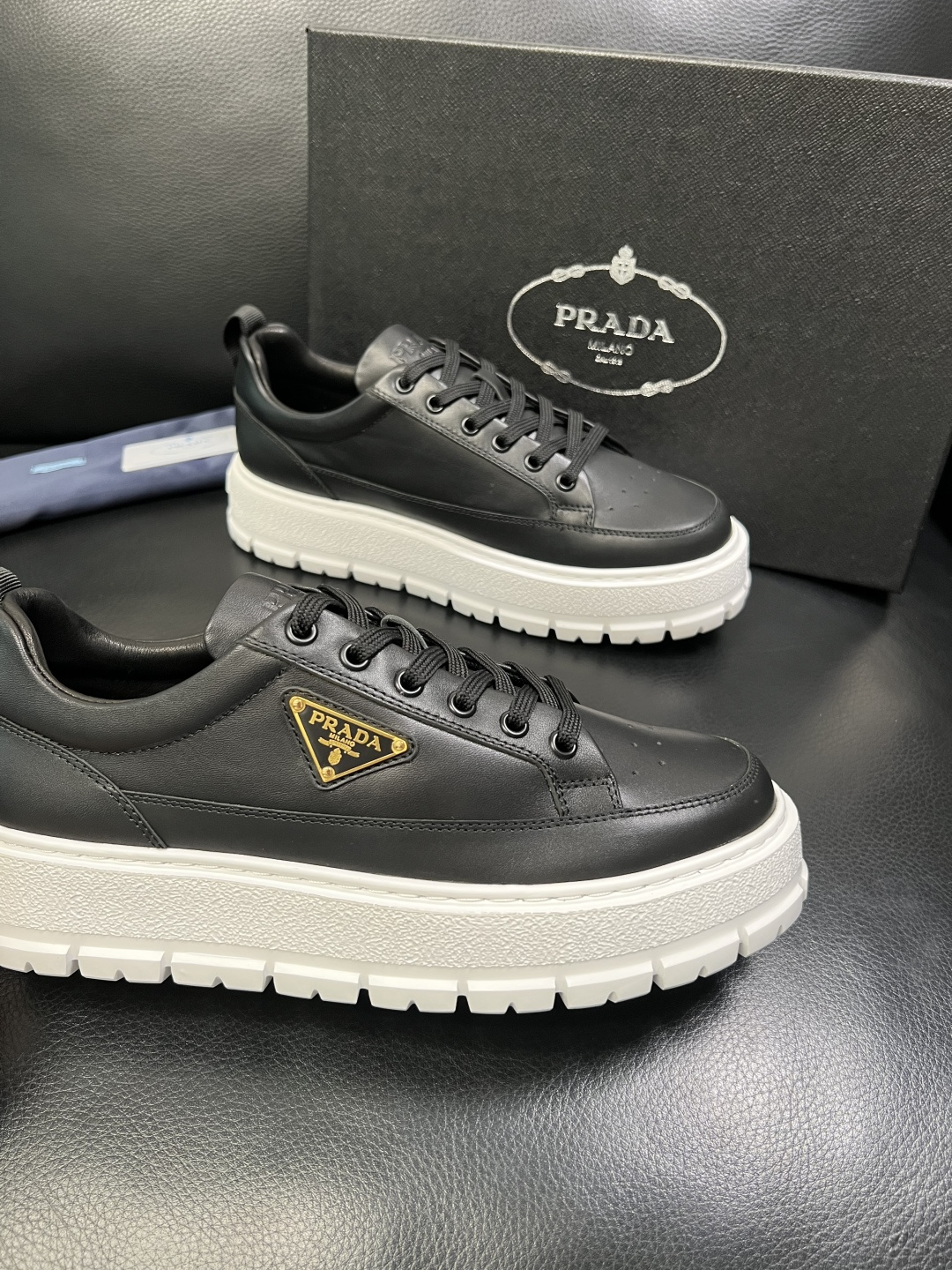 Prada 顶级工艺品，普拉达 专柜同步，原厂配置意大利进口牛皮面料，进口牛皮内里垫，透气舒适，鞋底：原