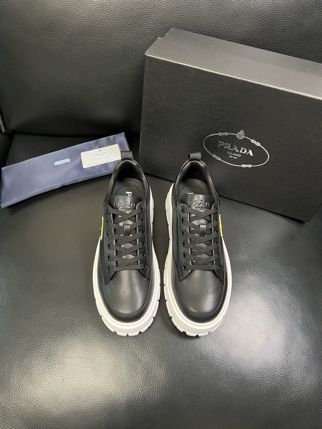 Prada 顶级工艺品，普拉达 专柜同步，原厂配置意大利进口牛皮面料，进口牛皮内里垫，透气舒适，鞋底：原