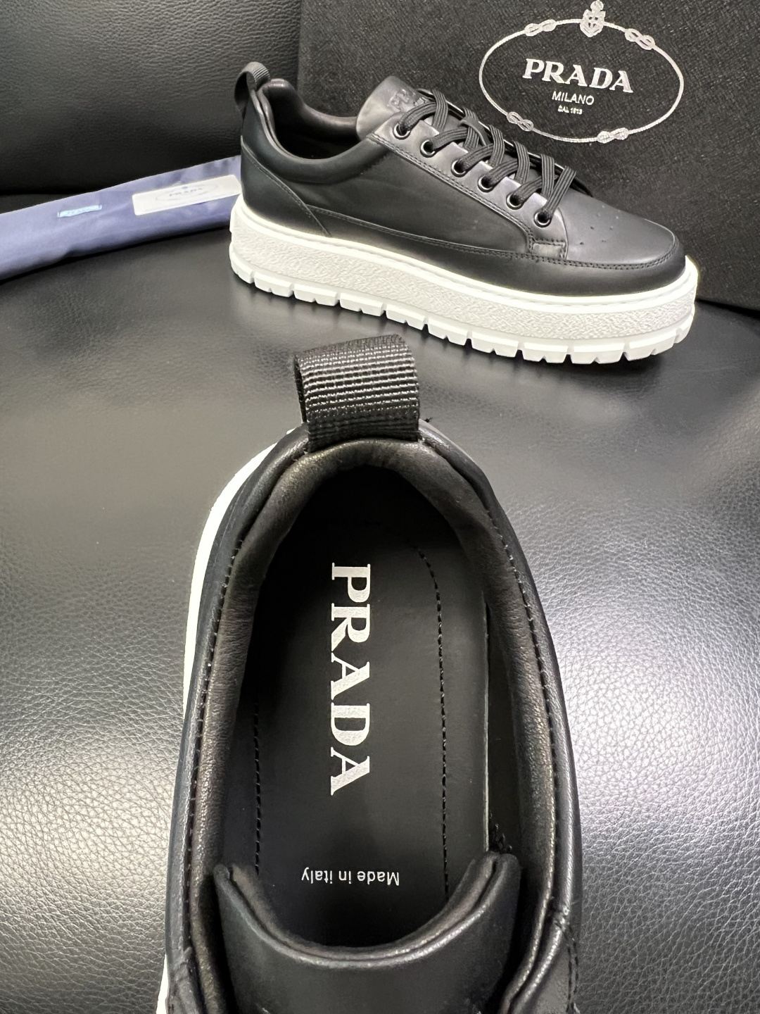 Prada 顶级工艺品，普拉达 专柜同步，原厂配置意大利进口牛皮面料，进口牛皮内里垫，透气舒适，鞋底：原