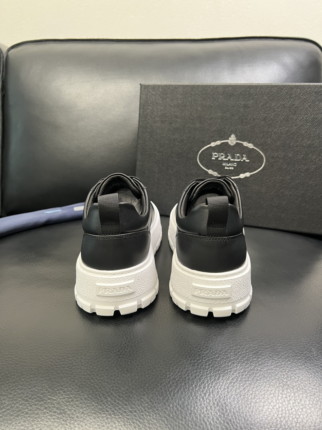 Prada 顶级工艺品，普拉达 专柜同步，原厂配置意大利进口牛皮面料，进口牛皮内里垫，透气舒适，鞋底：原