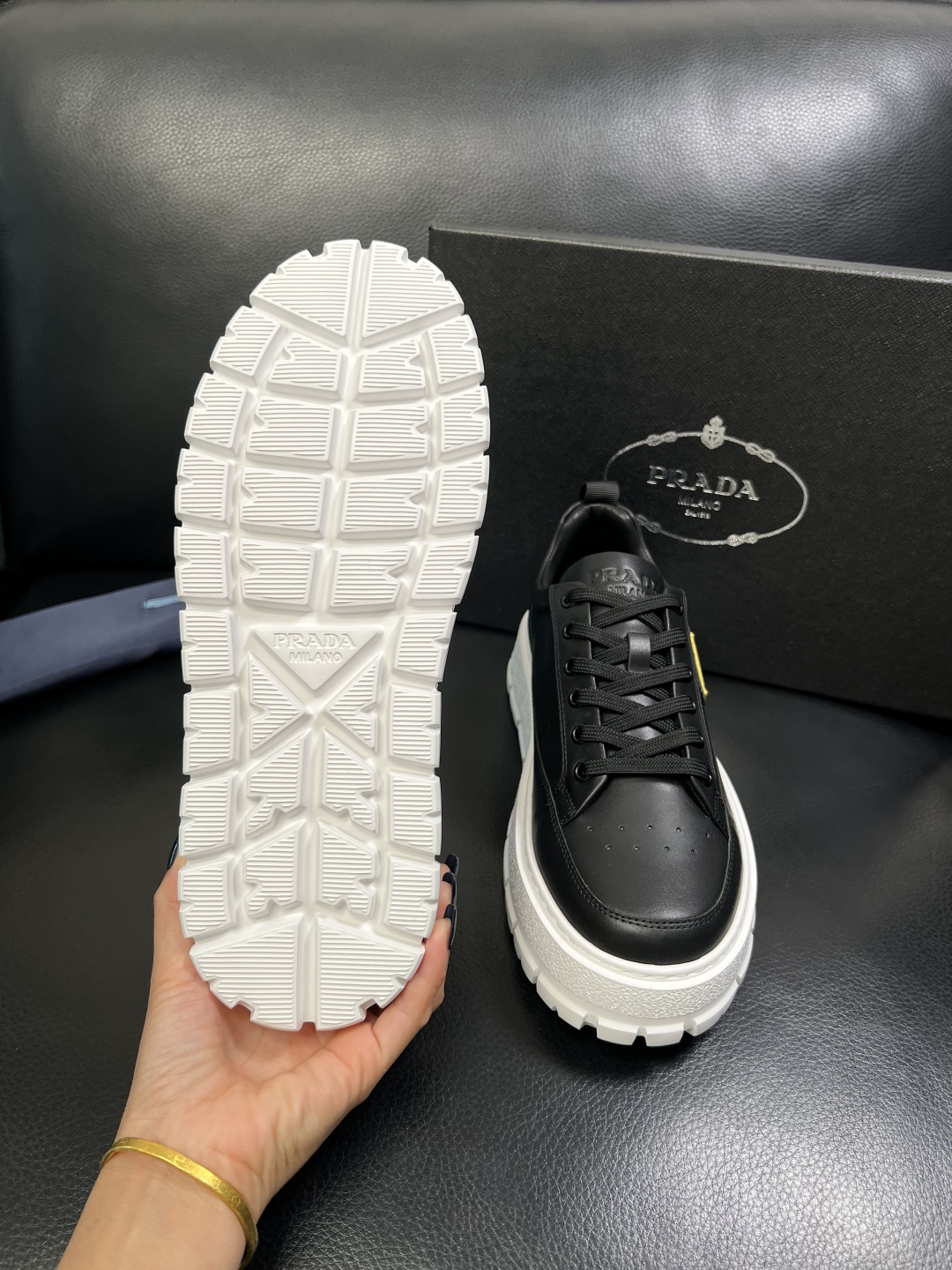 Prada 顶级工艺品，普拉达 专柜同步，原厂配置意大利进口牛皮面料，进口牛皮内里垫，透气舒适，鞋底：原